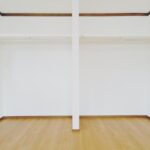 浅間町【リフォーム後】2階西側洋室にはオープンの収納を完備