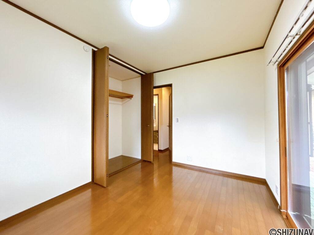 【1階南側洋室　別角度】クリーニングを行います。