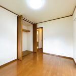 【1階南側洋室　別角度】クリーニングを行います。