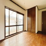 【リフォーム中/1階洋室】約5.25帖の洋室です。フローリング上張り、クロス張替、照明交換を行います。クローゼットがございますので収納にも困りません。お子様のお部屋などにいかがでしょうか。