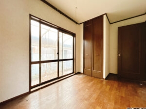 【リフォーム中/1階洋室】約5.25帖の洋室です。フローリング上張り、クロス張替、照明交換を行います。クローゼットがございますので収納にも困りません。お子様のお部屋などにいかがでしょうか。