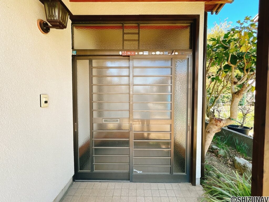 【リフォーム済/玄関外観】玄関は新品交換予定、インターホンはカラーモニター付きの物に交換しました。家の顔が新しくなると雰囲気も変わります。