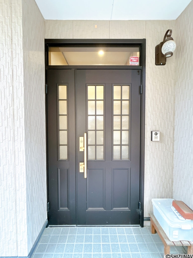 【玄関外観】モニターホン付きです。鍵交換を行います。