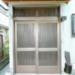 【リフォーム前/玄関外観】玄関は鍵交換、照明交換、モニターホン設置を行います。