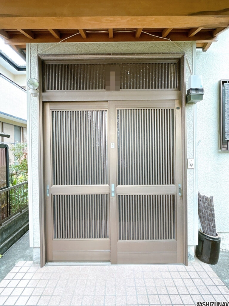 【リフォーム前/玄関外観】玄関は鍵交換、照明交換、モニターホン設置を行います。