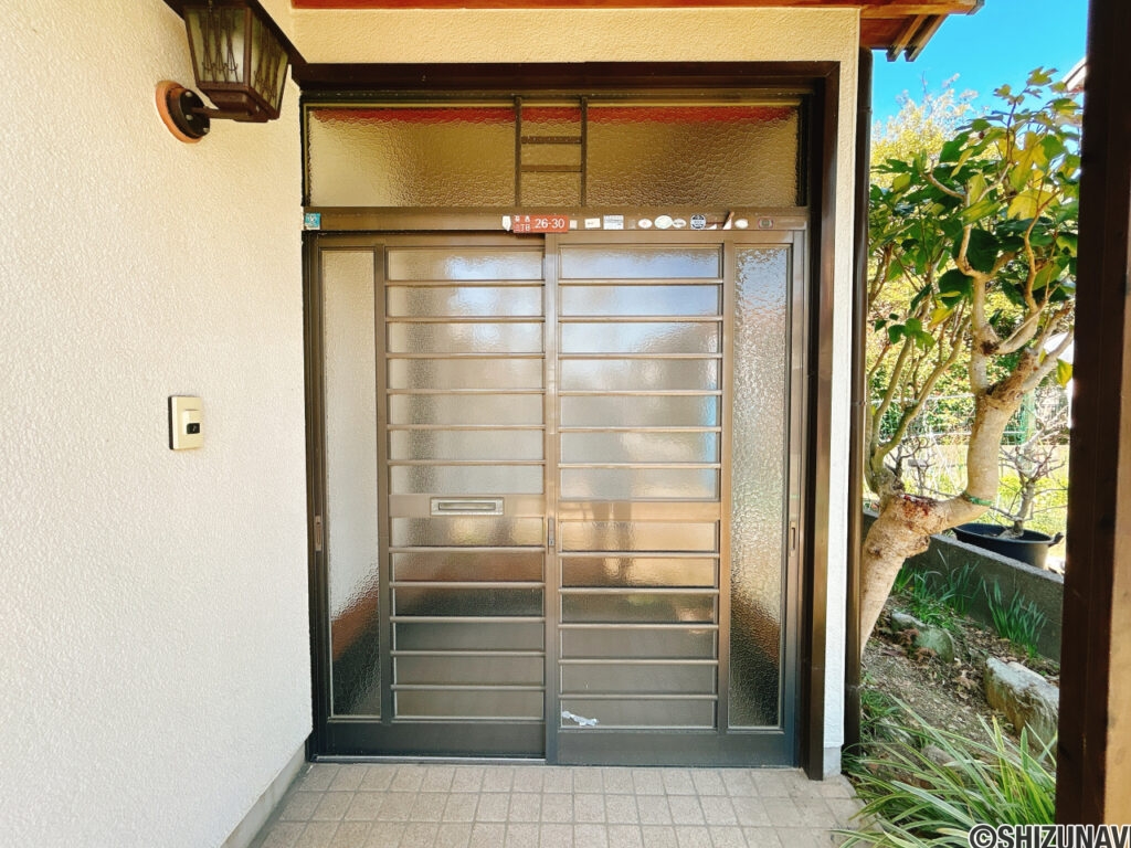 【リフォーム中/玄関外観（3/8撮影）】玄関は新品交換予定、インターホンはカラーモニター付きの物に交換予定です。家の顔が新しくなると雰囲気も変わります。