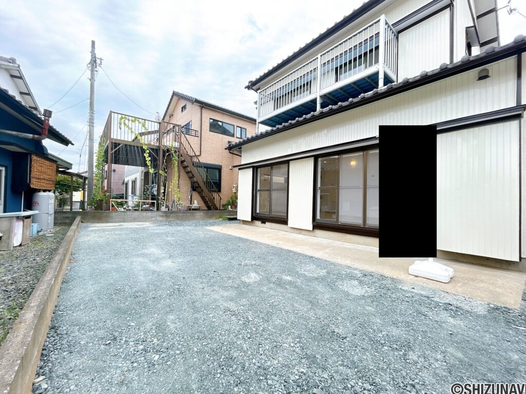 【駐車場】現在の庭部分を平坦にならし、砕石を敷いて駐車場に変更しました。普通車２～３台駐車可能となりました。