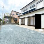 【駐車場】現在の庭部分を平坦にならし、砕石を敷いて駐車場に変更しました。普通車２～３台駐車可能となりました。