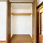 【1階洋室　収納】収納はハンガーポール付きです。