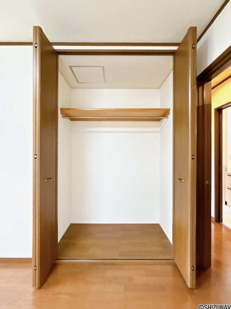 【1階洋室　収納】収納はハンガーポール付きです。