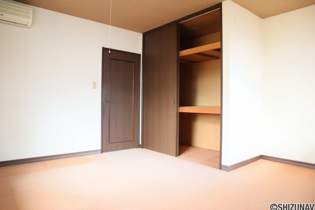 2階洋室（約9帖）