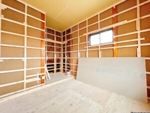 【リフォーム中/2階約4.5帖洋室（6/14撮影）】2階西側の居室です。元は和室ですが、床はフローリング、壁と天井はクロスで仕上げて洋室に変更される予定です。