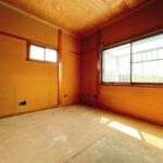 【リフォーム中/2階約4.5帖洋室（5/25撮影）】2階西側の居室です。元は和室ですが、床はフローリング、壁と天井はクロスで仕上げて洋室に変更される予定です。