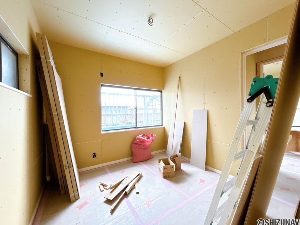 【リフォーム中/2階約4.5帖洋室（7/9撮影）】2階西側の居室です。元は和室ですが、床はフローリング、壁と天井はクロスで仕上げて洋室に変更される予定です。