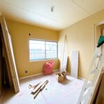 【リフォーム中/2階約4.5帖洋室（7/9撮影）】2階西側の居室です。元は和室ですが、床はフローリング、壁と天井はクロスで仕上げて洋室に変更される予定です。