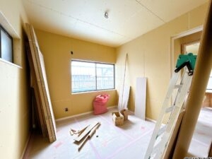 【リフォーム中/2階約4.5帖洋室（7/9撮影）】2階西側の居室です。元は和室ですが、床はフローリング、壁と天井はクロスで仕上げて洋室に変更される予定です。