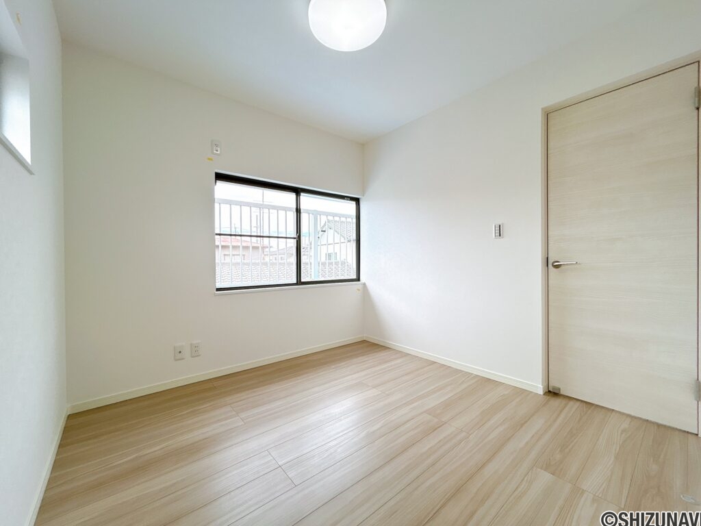 【リフォーム済/2階約4.5帖洋室】元々和室だったお部屋ですが、床はフローリング張替、壁と天井はクロスで仕上げて洋室に変更しました
