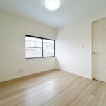 【リフォーム済/2階約4.5帖洋室】元々和室だったお部屋ですが、床はフローリング張替、壁と天井はクロスで仕上げて洋室に変更しました