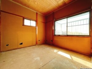 【リフォーム中/2階約4.5帖洋室（5/25撮影）】2階西側の居室です。元は和室ですが、床はフローリング、壁と天井はクロスで仕上げて洋室に変更される予定です。