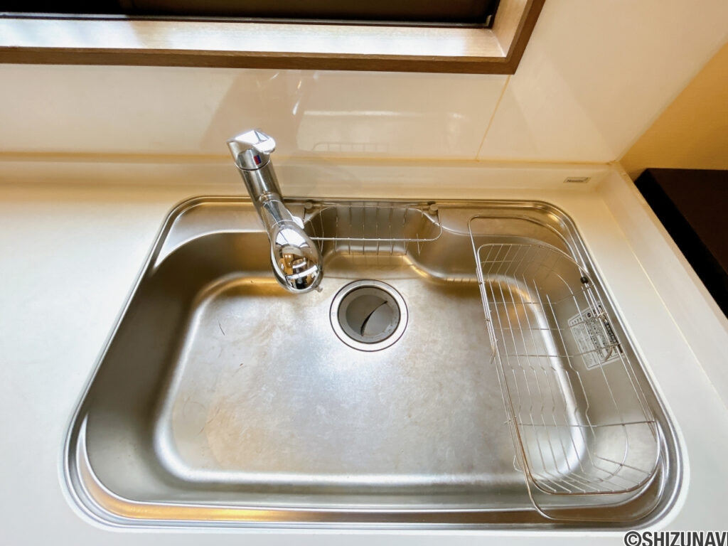 【キッチン　設備】キッチンのシンクはサビにくく熱に強いステンレス製です。水はねの音を抑える静音設計で、従来よりもさらに水音が静かになっています。