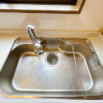 【キッチン　設備】キッチンのシンクはサビにくく熱に強いステンレス製です。水はねの音を抑える静音設計で、従来よりもさらに水音が静かになっています。