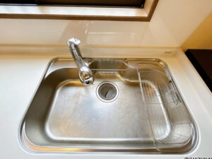 【キッチン　設備】キッチンのシンクはサビにくく熱に強いステンレス製です。水はねの音を抑える静音設計で、従来よりもさらに水音が静かになっています。