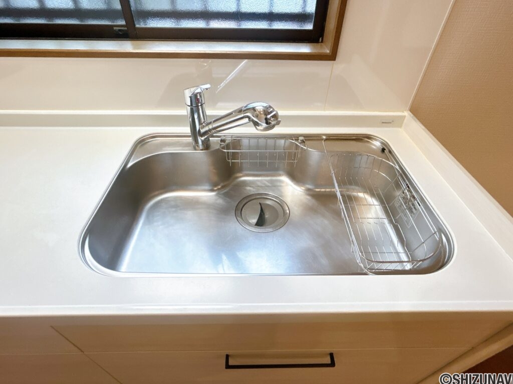 【キッチン　設備】キッチンのシンクはサビにくく熱に強いステンレス製です。水はねの音を抑える静音設計で、従来よりもさらに水音が静かになっています。