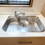 【キッチン　設備】キッチンのシンクはサビにくく熱に強いステンレス製です。水はねの音を抑える静音設計で、従来よりもさらに水音が静かになっています。