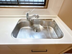 【キッチン　設備】キッチンのシンクはサビにくく熱に強いステンレス製です。水はねの音を抑える静音設計で、従来よりもさらに水音が静かになっています。