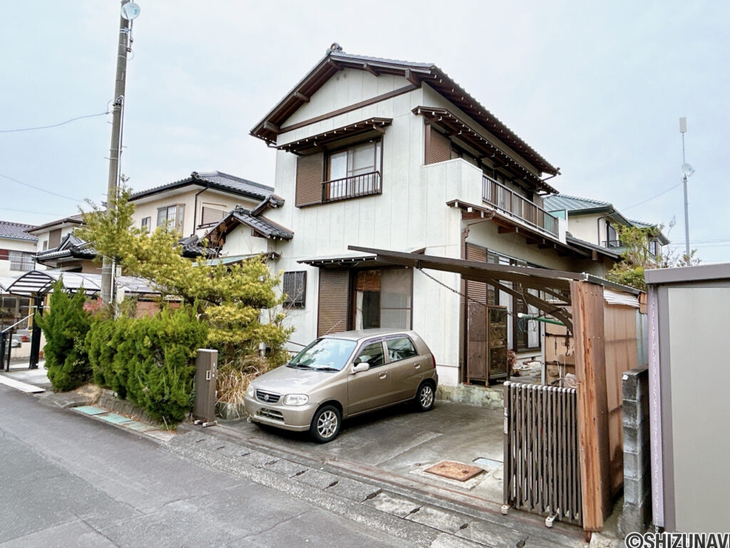 【リフォーム前/外観】外壁塗装と駐車場造成を行います。軽自動車・コンパクトカー２台と横付け１台の計３台になる予定です。