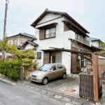 【リフォーム前/外観】外壁塗装と駐車場造成を行います。軽自動車・コンパクトカー２台と横付け１台の計３台になる予定です。