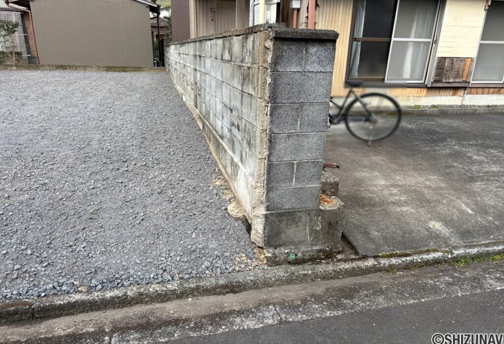 北東側境界、境界ブロックは隣地と共有です。