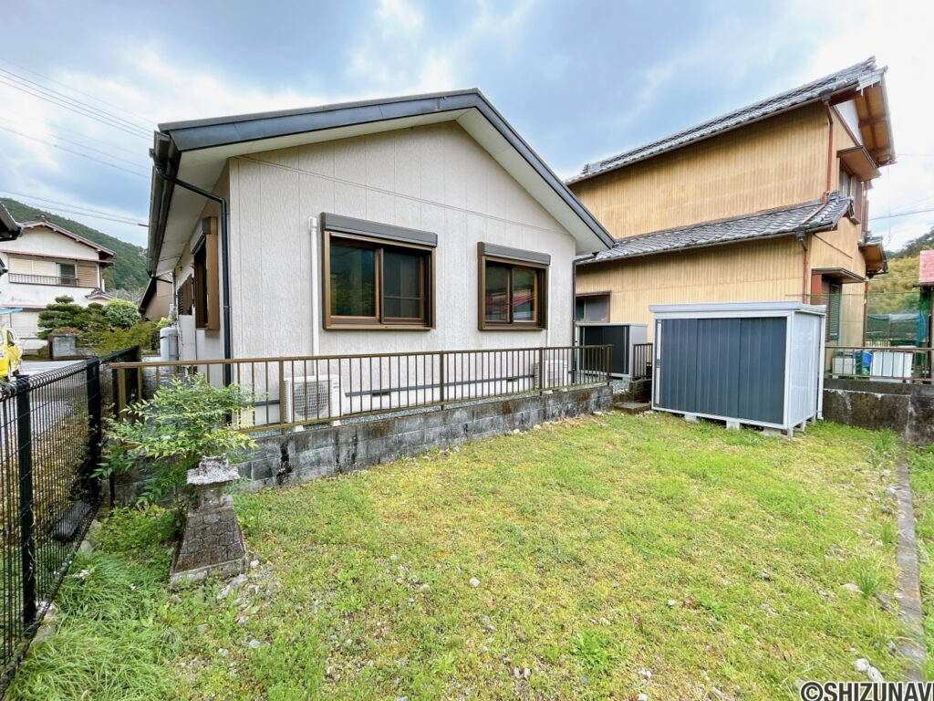 【庭】敷地西側には庭スペースがございます。家庭菜園にいかがでしょうか？