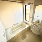 浴室のお写真です。大きい窓があるので、換気しやすいです。