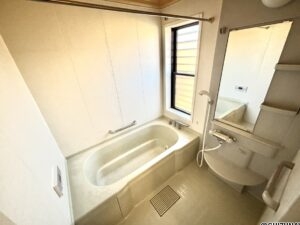 浴室のお写真です。大きい窓があるので、換気しやすいです。