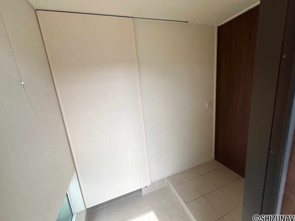 玄関横収納