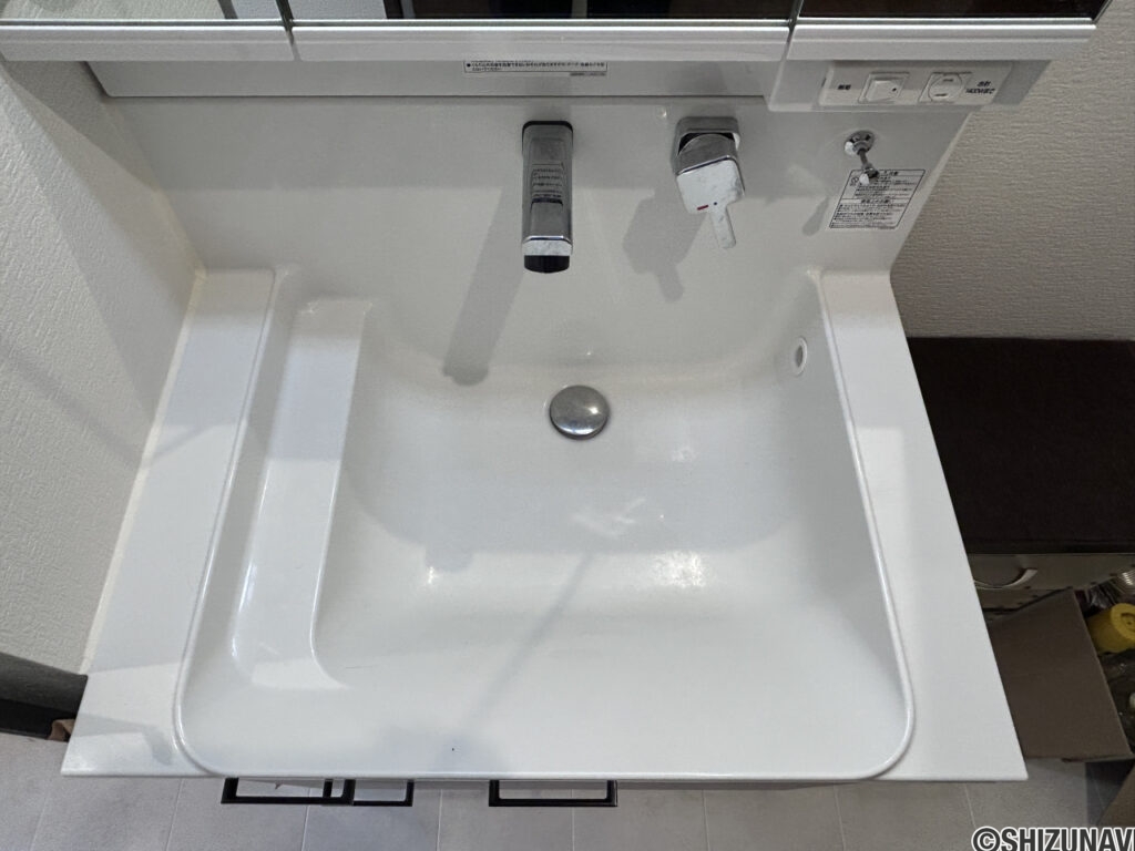 【洗面化粧台】洗面化粧台はシャワーノズルが伸ばせる仕様です。