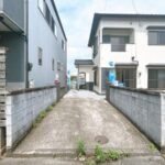 吉原【リフォーム済み・駐車場】縦列2台での駐車が可能です。