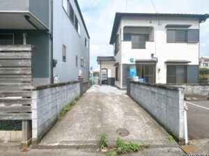 吉原【リフォーム済み・駐車場】縦列2台での駐車が可能です。