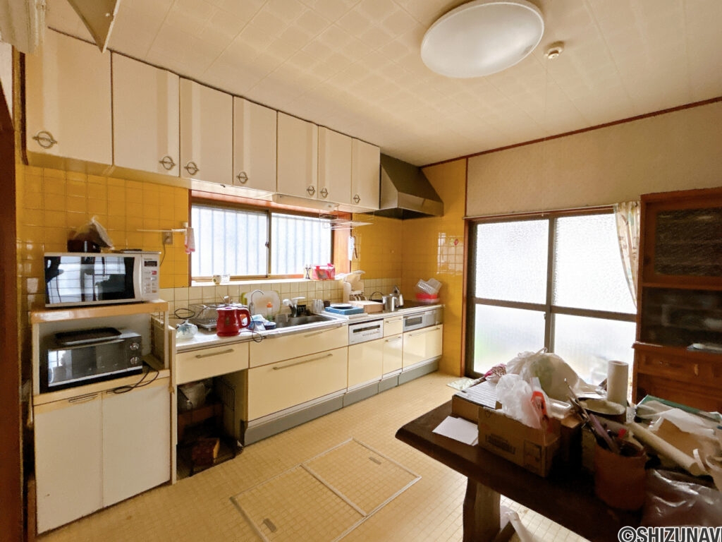 【キッチン】残置物は処分してクリーニングいたします。