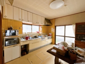 【キッチン】残置物は処分してクリーニングいたします。