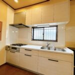 【キッチン】令和４年２月に新品交換済みです。クリーニングを行います。吊戸付きなので収納力があるキッチンです。