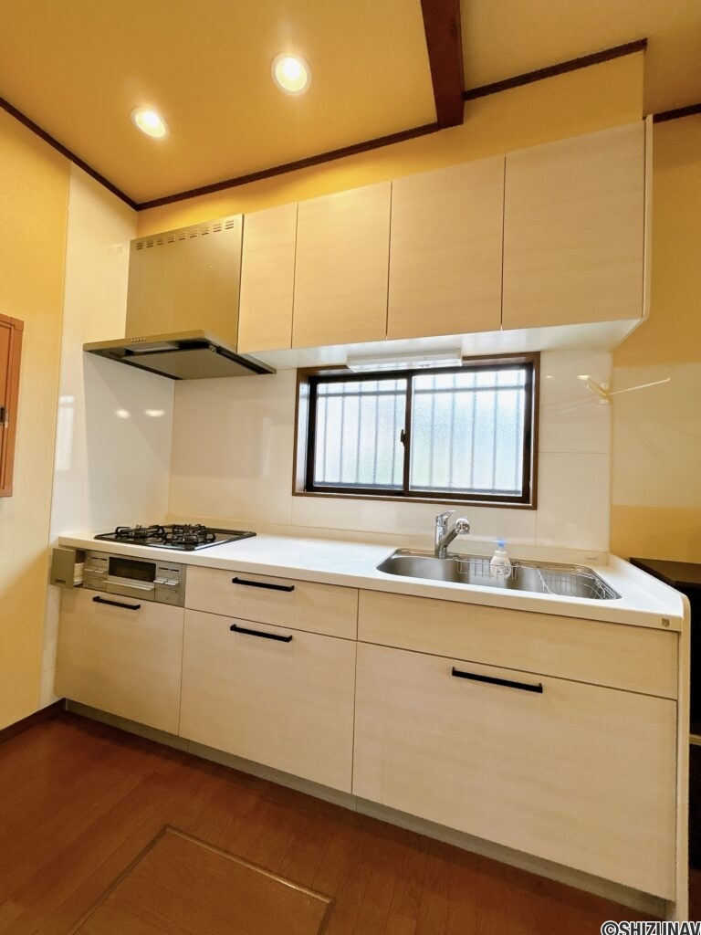 【キッチン】令和４年２月に新品交換済みです。クリーニングを行います。吊戸付きなので収納力があるキッチンです。