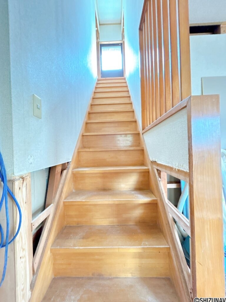 【リフォーム中／階段】（7/11撮影）階段は手すり交換、滑り止めの設置を行います。