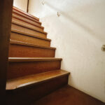 【リフォーム中/階段】滑り止めと手すりの設置を行います。安全面にも配慮してリフォームを行っております。毎日の上り下りも安心です。