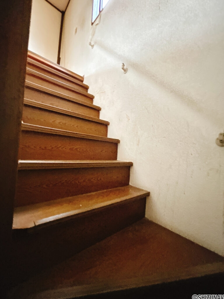 【リフォーム中/階段】滑り止めと手すりの設置を行います。安全面にも配慮してリフォームを行っております。毎日の上り下りも安心です。