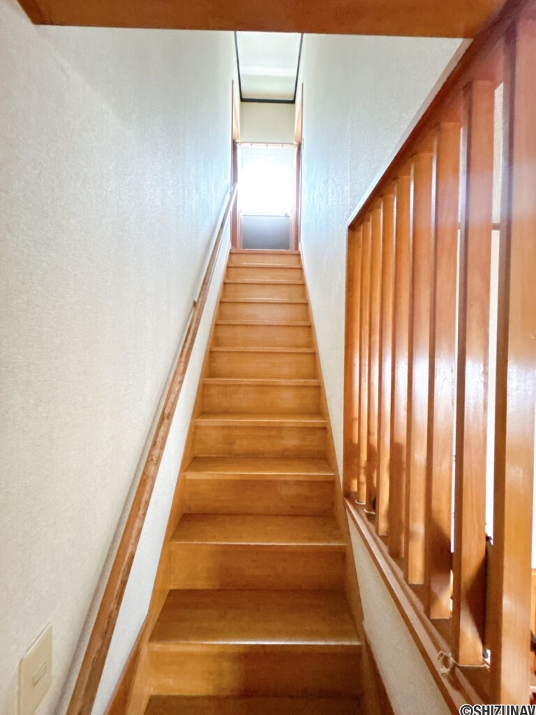 【リフォーム前／階段】階段は手すり交換、滑り止めの設置を行います。