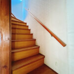 【リフォーム中/階段（3/8撮影）】床はフロアタイル、壁と天井はクロスで仕上げ、手すりの交換と滑り止めの設置も行う予定です。