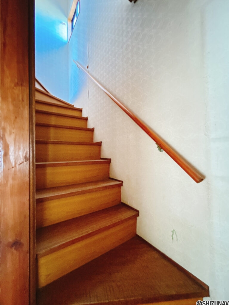 【リフォーム中/階段（3/8撮影）】床はフロアタイル、壁と天井はクロスで仕上げ、手すりの交換と滑り止めの設置も行う予定です。