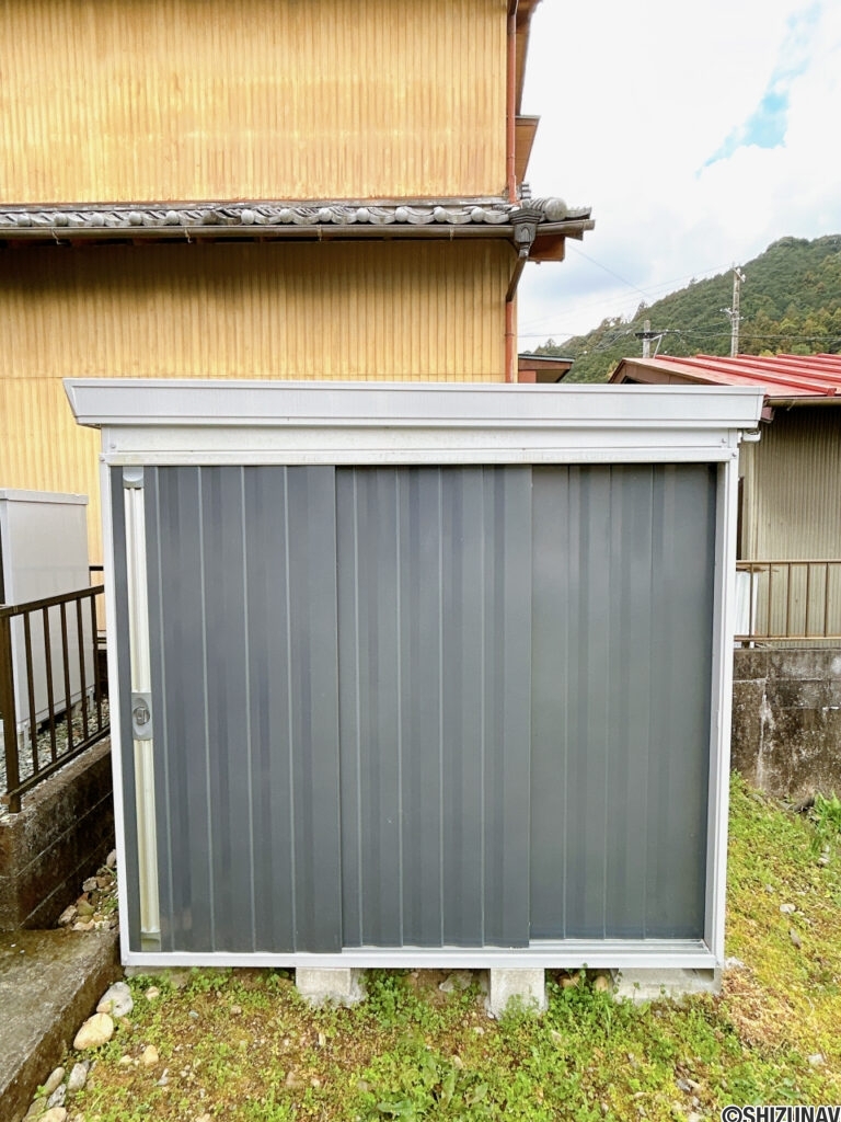 【物置】庭には簡易物置がございます。